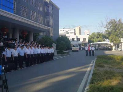 县政府机关党支部举行升国旗和向革命烈士纪念碑敬献花篮仪式