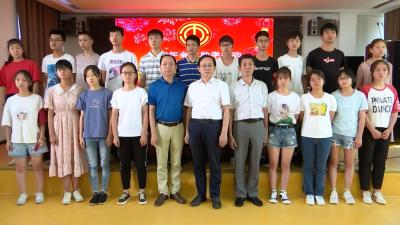 县总工会：“金秋助学”为30名贫困学生圆梦
