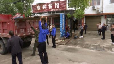 八里湖办事处集中整治卫生环境