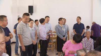 县“四大家”领导看望慰问革命老人、五保老人和百岁老人
