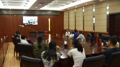 全县各界干部群众收听收看庆祝中华人民共和国成立70周年大会盛况 为祖国点赞