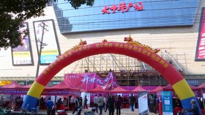 县劳动就业局全心全意为民服务解难题