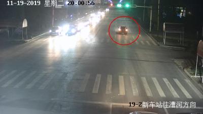 一辆越野车连闯红灯 警察竟为其护航