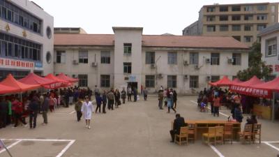 “健康扶贫荆楚行”走进青石镇