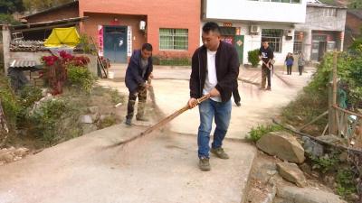 县城管执法局到扶贫一线践行主题教育
