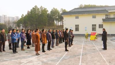 县融媒体中心到烈士陵园接受红色文化教育