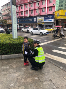 蕲春交警执勤偶遇走失儿童 热心帮助其找到家人