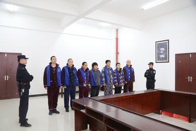 湖北黄冈“铝厂帮”41人涉黑案一审宣判 ——杨亮、周友分别获刑二十四年六个月、二十二年