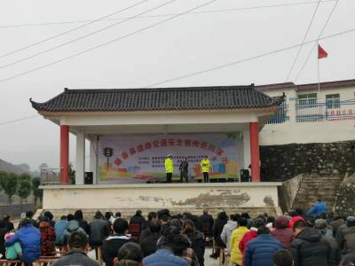 我县针对春节返乡群众进行道路交通安全宣传