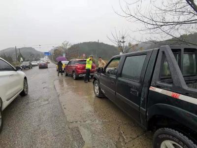 【平安春运  交警同行】风雨中，他们为你守护
