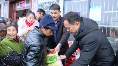 县供销社到驻点村扶贫济困送温暖 	