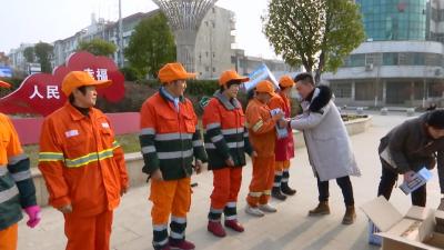 县融媒体中心开展“关爱环卫工人 共建城市文明”爱心捐赠活动 