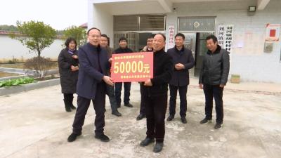 献爱心 送温暖