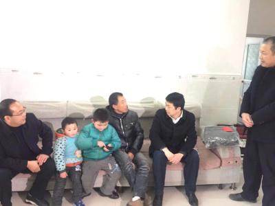 县领导为困难群体送去党和政府的温暖