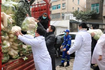 八方驰援 大爱无疆 