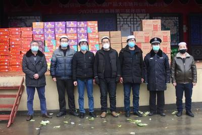 【众志成城】警民协力，回、维民族兄弟在蕲春捐赠救灾物资