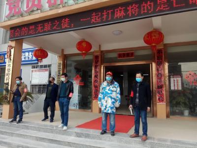 战斗在寒婆岭防控一线的教育小分队