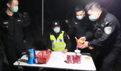 对着方便面许下生日愿望  疫情防控卡口的庆生仪式