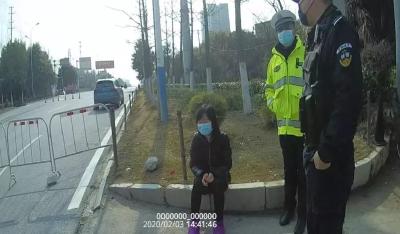 蕲春女子轻生 在防疫卡点被民警救助