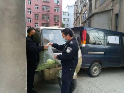 真情架起连心桥 关爱穿越隔离带