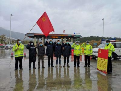 风雨中，我们在卡口向党旗宣誓