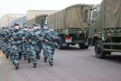 解放军驻鄂部队开始承担武汉市民生活物资配送供应任务