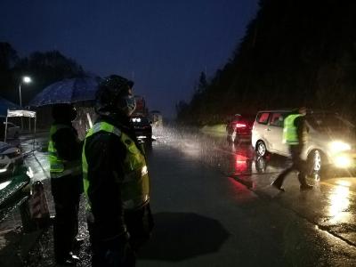 风雪无惧夜不归 疫情不破誓不回