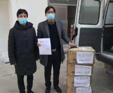 王年富把北京蕲春商会捐赠的爱心物资送到防控一线