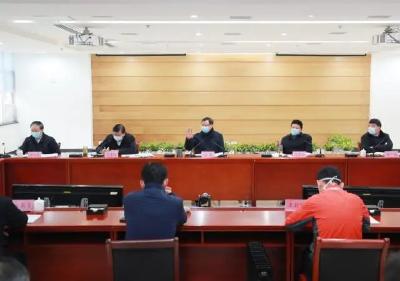 为了这个最大目标，应勇请来8位医院院长专家讨论研究