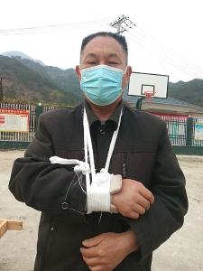 “挂彩”了的汪医生 