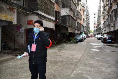 ​党员卢盛江：甘做小区“守门人”
