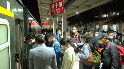 视频| 蕲春首列“点对点”专列发车 赵少莲到站为赴粤返岗乡亲送行