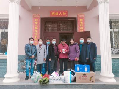 县委组织部副部长胡宏辉带领爱心团队看望中央赴鄂医疗专家童朝晖父母 