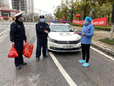 【战“疫”情】对视的一瞬，我们读懂了彼此的勇敢