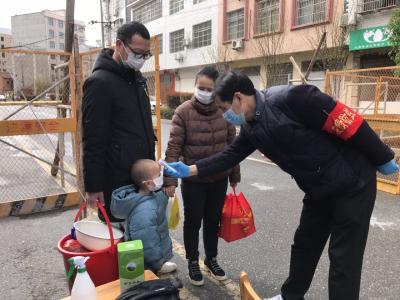 铁面严防真服务——下沉一线的党员陈国文