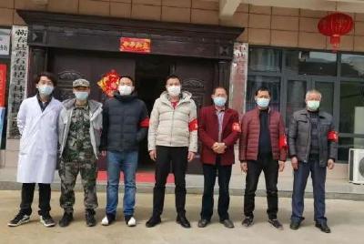 让党旗在疫情防控第一线高高飘扬