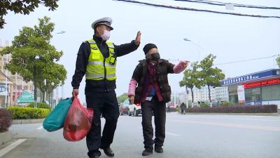 民警护送老人安全回家