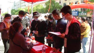 视频丨2483人在“助脱贫”专场招聘会上达成就业意向