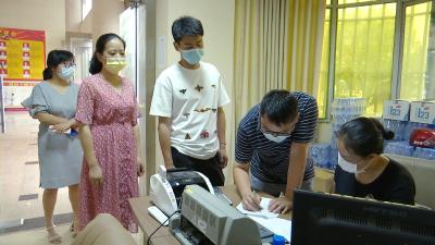 视频丨县融媒体中心积极开展“职工爱心消费扶贫”活动