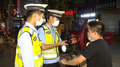 视频丨交警夜查酒驾违法行为