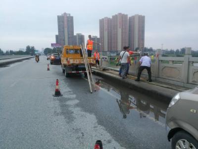 县农村公路管理局及时处置西河驿大桥险情