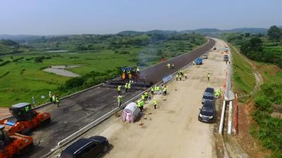 视频丨蕲太高速西段项目建设转入路面刷黑施工