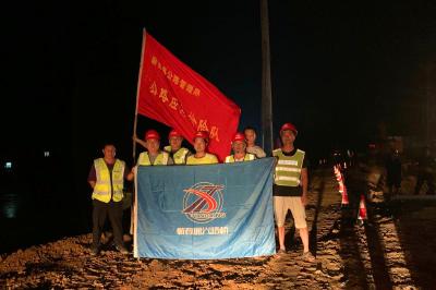 蕲春公路管理局连续作战抢通水毁公路