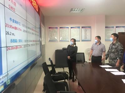 赵少莲突击检查长江干支堤、赤东大堤夜间值班值守和巡堤查险情况