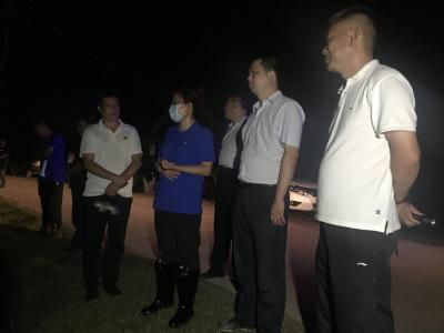 赵少莲夜宿县江堤防汛指挥部 靠前指挥长江防汛工作