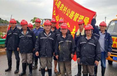 蕲春绘新路桥公司勇当防汛救灾保路护桥排头兵