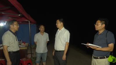 视频丨江堤防汛指挥部夜查巡堤查险情况