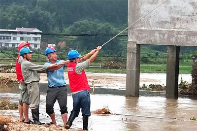 蕲春狮子供电所：迎风雨抢修保安澜   打硬仗排险忙复电