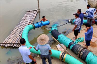 日夜不休忙抢险    众志成城保安澜