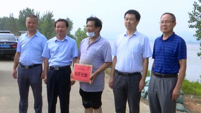 视频丨县防指重奖3名发现重大险情巡堤队员